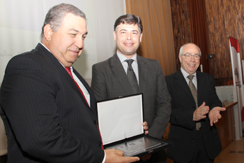 O homenageado Amaral Gurgel recebe placa do Grupo Ozônio, das mãos dos senhores Carlos Roberto dos Santos e Wadi Tadeu Neaime.